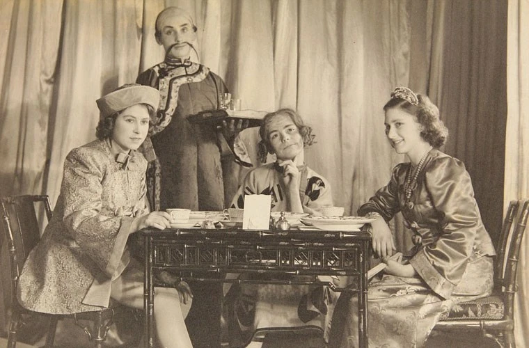 Ảnh mới công bố: Nữ hoàng Elizabeth thời xuân sắc ảnh 1